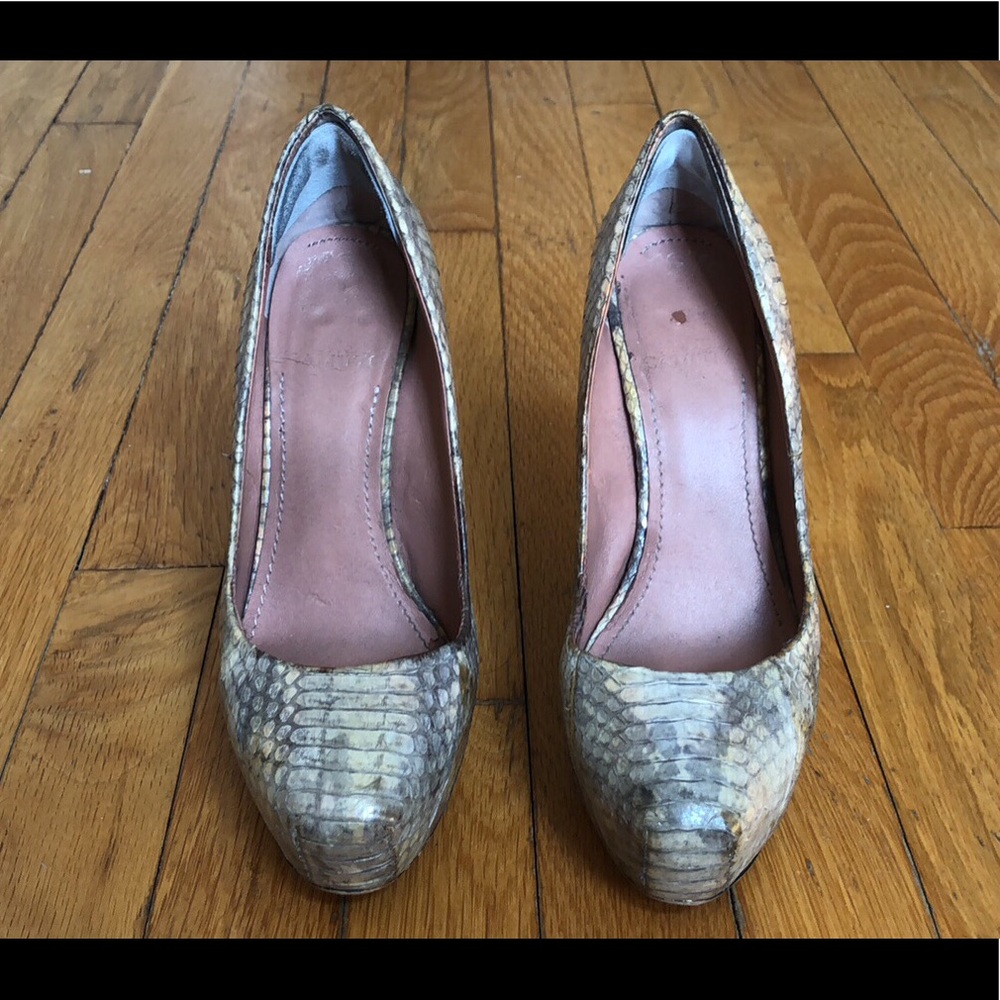 Vince Camuto snakeskin pumps SZ 37